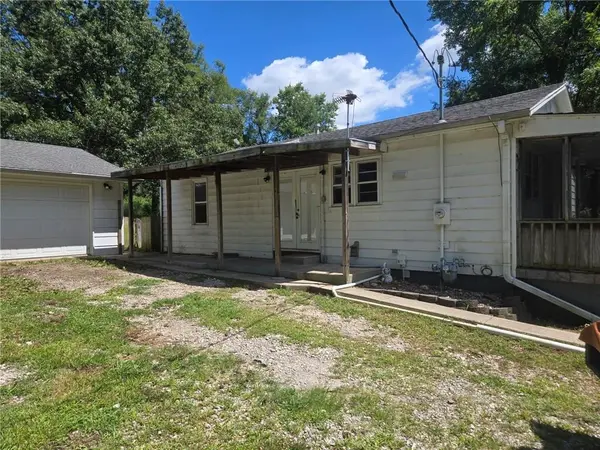 527 N 141st ST, Bonner Springs, KS 66012