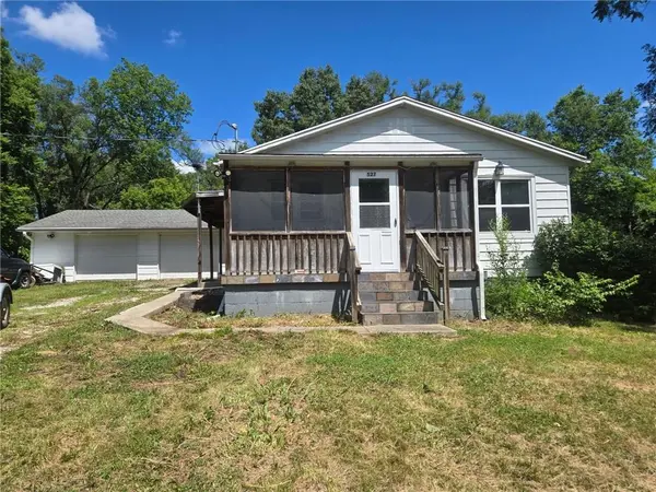 527 N 141st ST, Bonner Springs, KS 66012