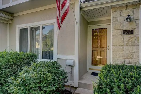 512 Canterbury LN, Lee's Summit, MO 64063