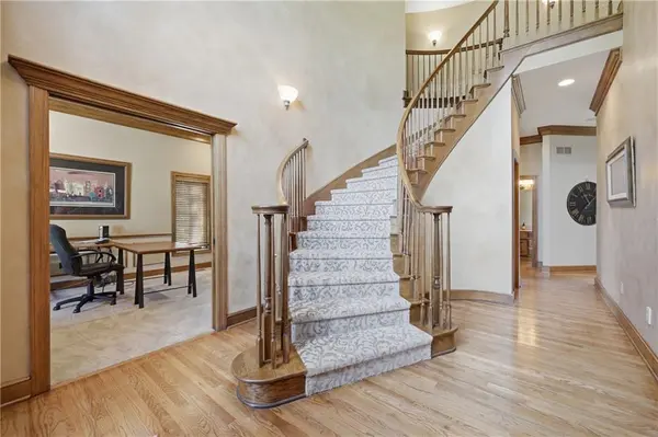 4402 NW Bittersweet LN, Blue Springs, MO 64015