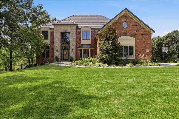 4402 NW Bittersweet LN, Blue Springs, MO 64015