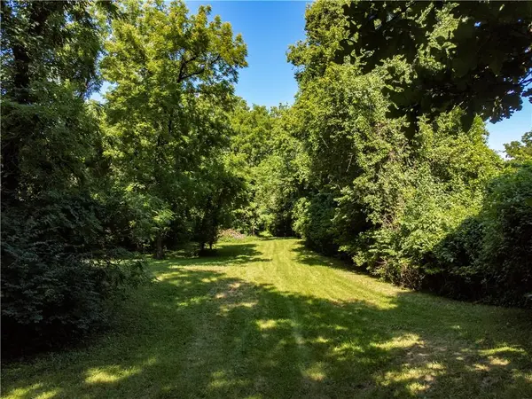 604 N Dickinson RD, Independence, MO 64050