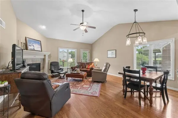 11525 S LAKECREST DR, Olathe, KS 66061