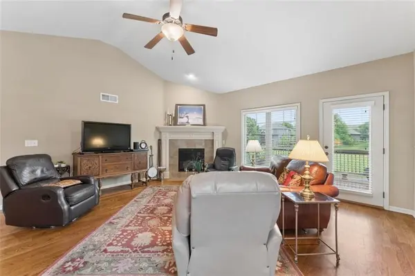 11525 S LAKECREST DR, Olathe, KS 66061