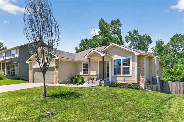 1308 NW Hilltop LN, Grain Valley, MO 64029