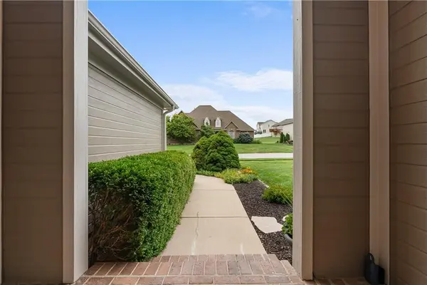 1202 NW Burr Oak LN, Grain Valley, MO 64029