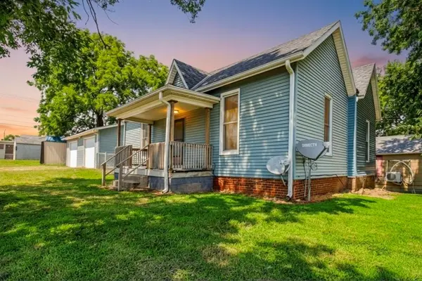 2203 Walnut ST, Higginsville, MO 64037