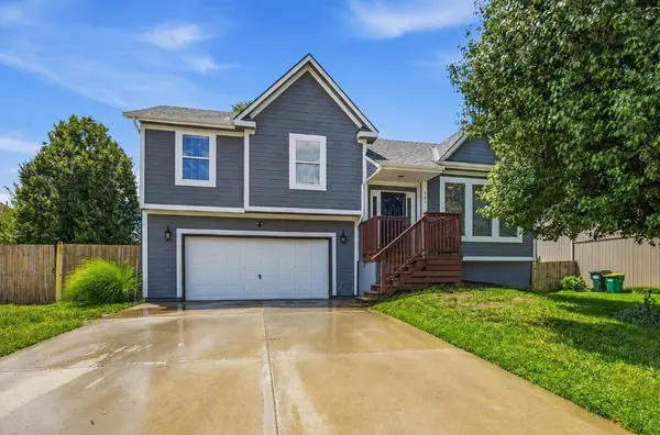 961 Oak Crest DR, Gardner, KS 66030