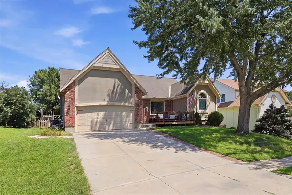 17554 W 112TH ST, Olathe, KS 66061