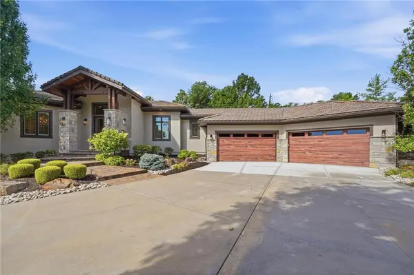 100 Dunhill CT, Loch Lloyd, MO 64012
