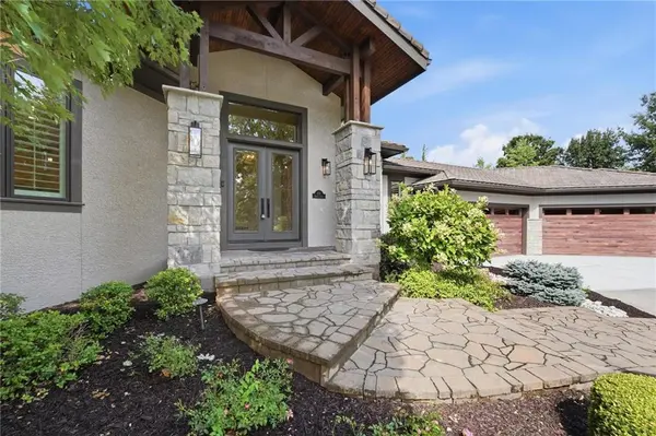 100 Dunhill CT, Loch Lloyd, MO 64012