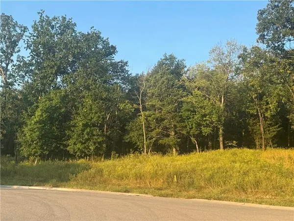 1606 SW Stonewall DR, Oak Grove, MO 64075