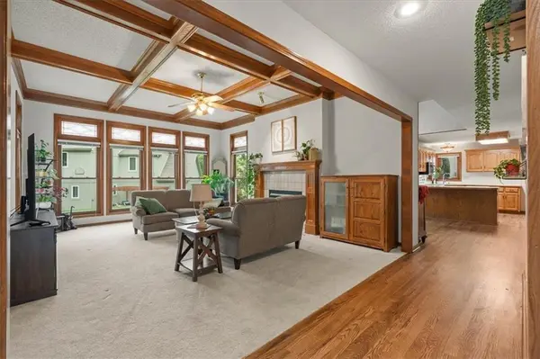 833 NW High Point DR, Lee's Summit, MO 64081