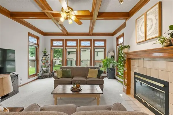833 NW High Point DR, Lee's Summit, MO 64081