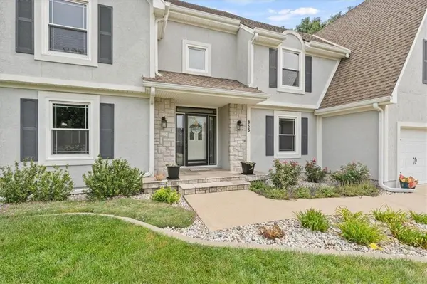 833 NW High Point DR, Lee's Summit, MO 64081