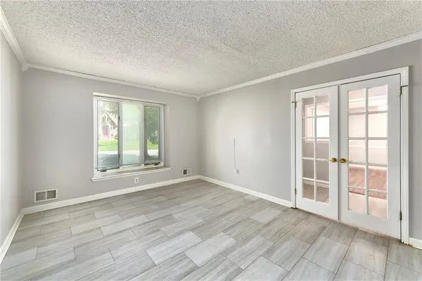 213 Juniper ST, Lee's Summit, MO 64064