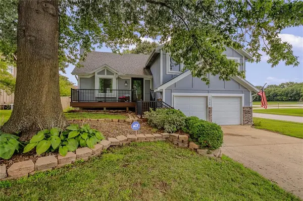 15700 W 146th TER, Olathe, KS 66062