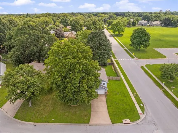 15700 W 146th TER, Olathe, KS 66062