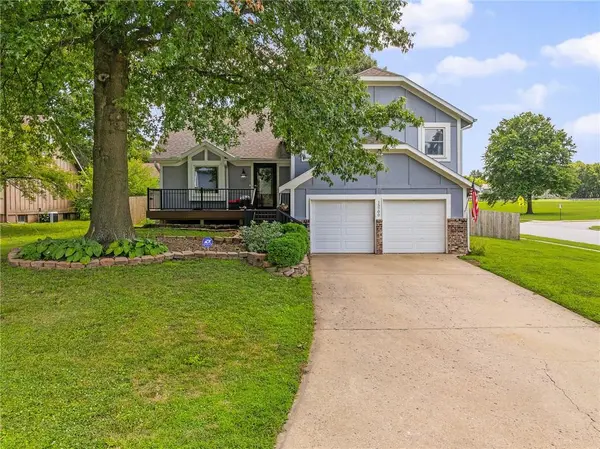 15700 W 146th TER, Olathe, KS 66062