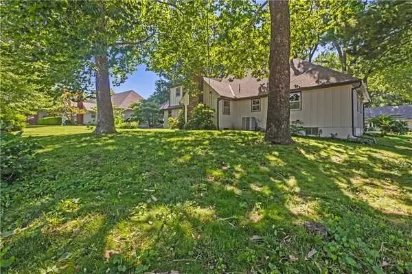 1208 NW Fairway CIR, Blue Springs, MO 64014