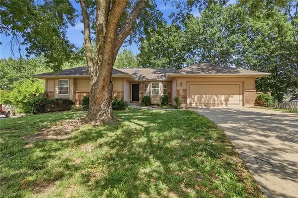 1736 SE Silkwood CT, Lee's Summit, MO 64063