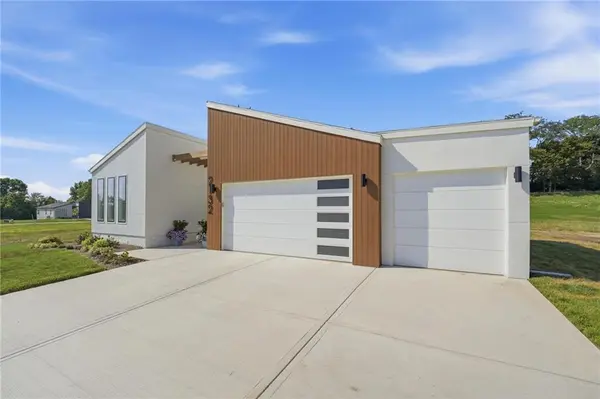 2132 SW Wheatfield DR, Lee's Summit, MO 64082