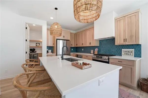 2132 SW Wheatfield DR, Lee's Summit, MO 64082