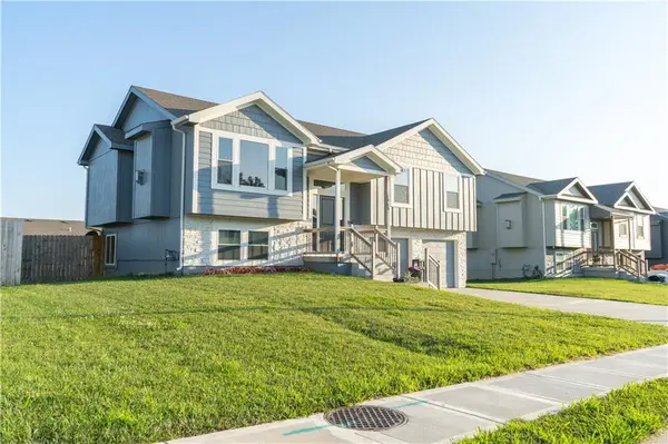 1913 Eagle DR, Harrisonville, MO 64701