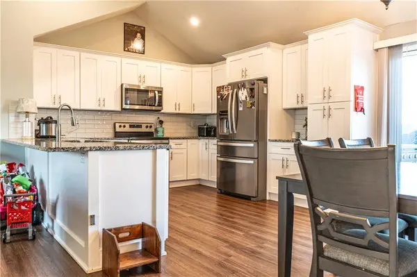1913 Eagle DR, Harrisonville, MO 64701