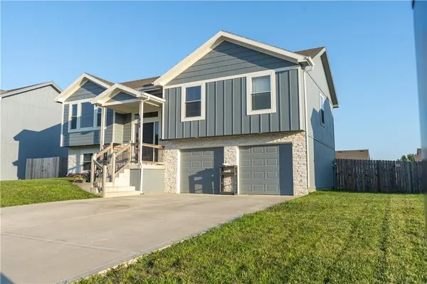1913 Eagle DR, Harrisonville, MO 64701