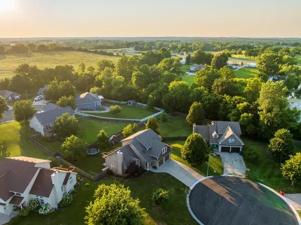 302 SW Bobcat CIR, Oak Grove, MO 64075