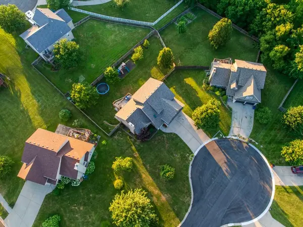 302 SW Bobcat CIR, Oak Grove, MO 64075