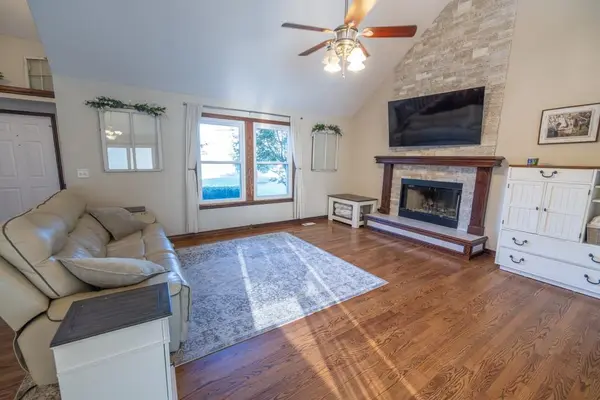 302 SW Bobcat CIR, Oak Grove, MO 64075