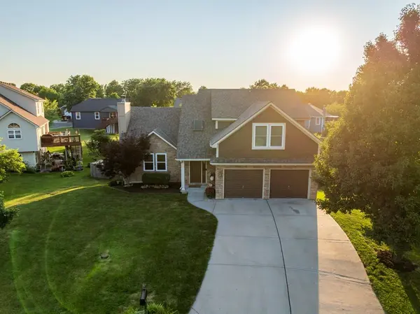 302 SW Bobcat CIR, Oak Grove, MO 64075