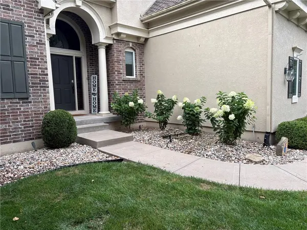 14109 Meadow LN, Leawood, KS 66224
