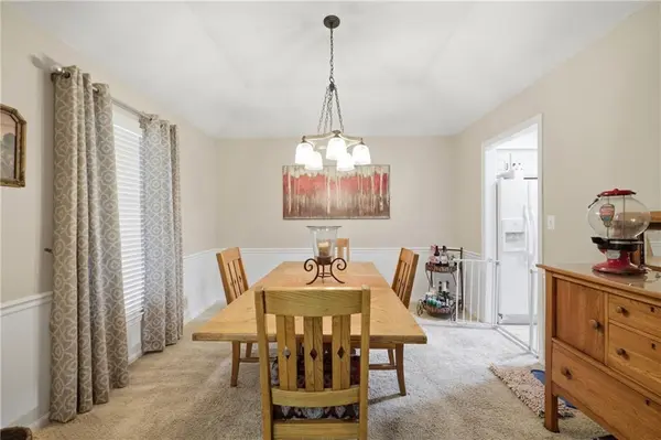 425 Sunview CIR, Blue Springs, MO 64014