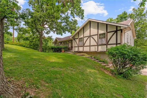 10305 NW Meadow Lane CIR, Kansas City, MO 64152