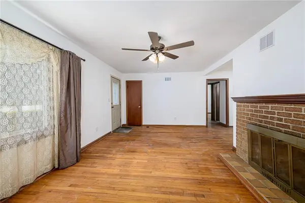 127 W 3rd ST, Tonganoxie, KS 66086