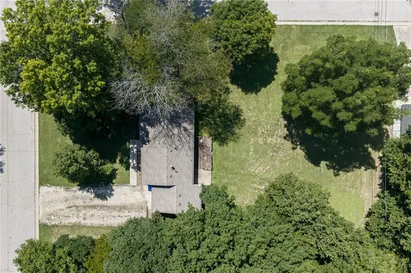 127 W 3rd ST, Tonganoxie, KS 66086