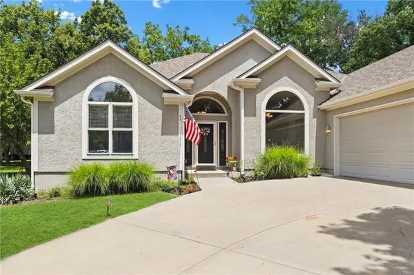 53 Rock LN, Linn Valley, KS 66040