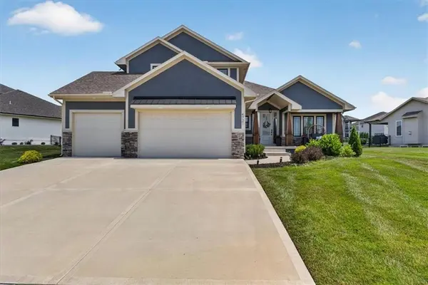 4721 NE Jamestown DR, Lee's Summit, MO 64064