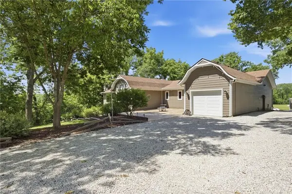 25045 W 215 ST, Spring Hill, KS 66083