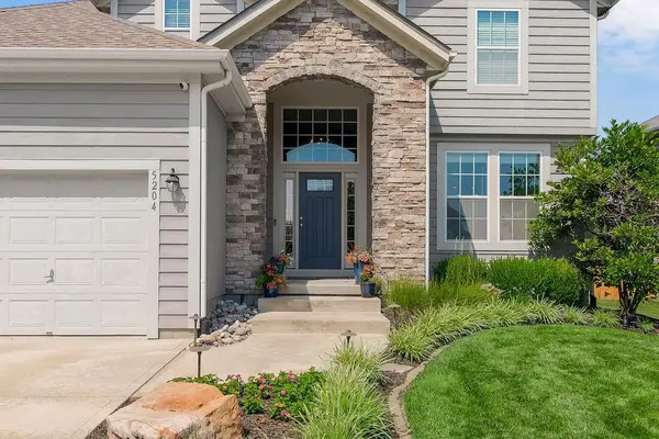 5204 W Meadow View DR, Shawnee, KS 66226