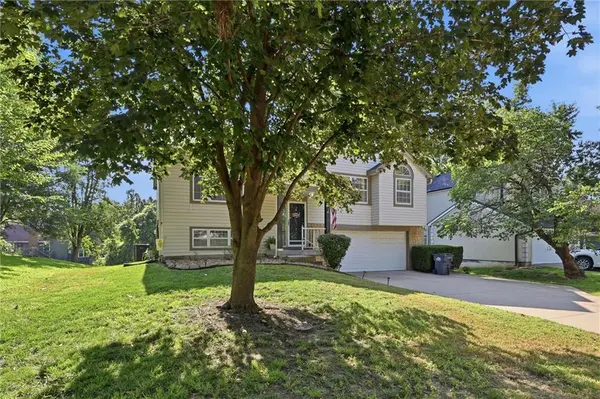 528 NW 41st ST, Blue Springs, MO 64015