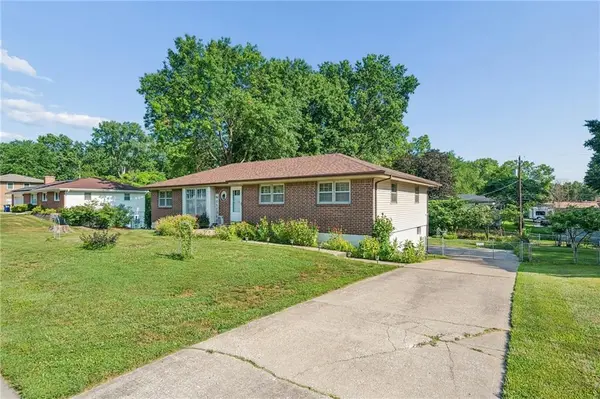 1504 NE 76 ST, Gladstone, MO 64118