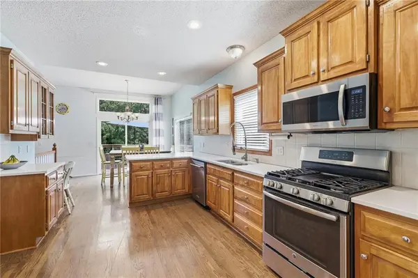 1221 SW Sunflower DR, Lee's Summit, MO 64081
