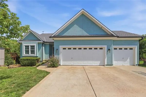 1221 SW Sunflower DR, Lee's Summit, MO 64081