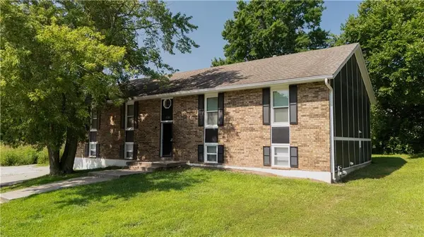 704 NE Ball DR, Lee's Summit, MO 64086
