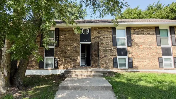 704 NE Ball DR, Lee's Summit, MO 64086