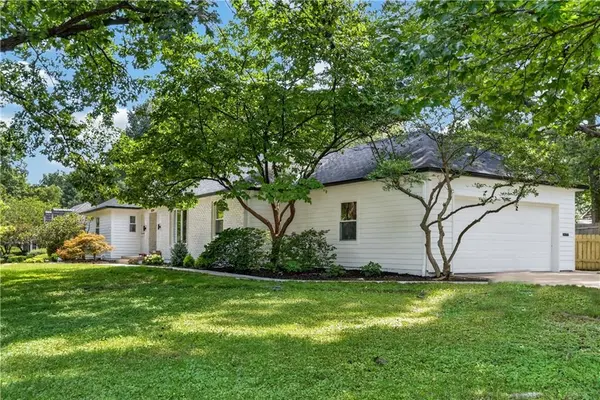 8224 Linden DR, Prairie Village, KS 66208